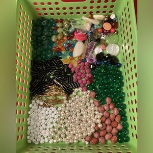 415 grams of mostly funky plastic beads